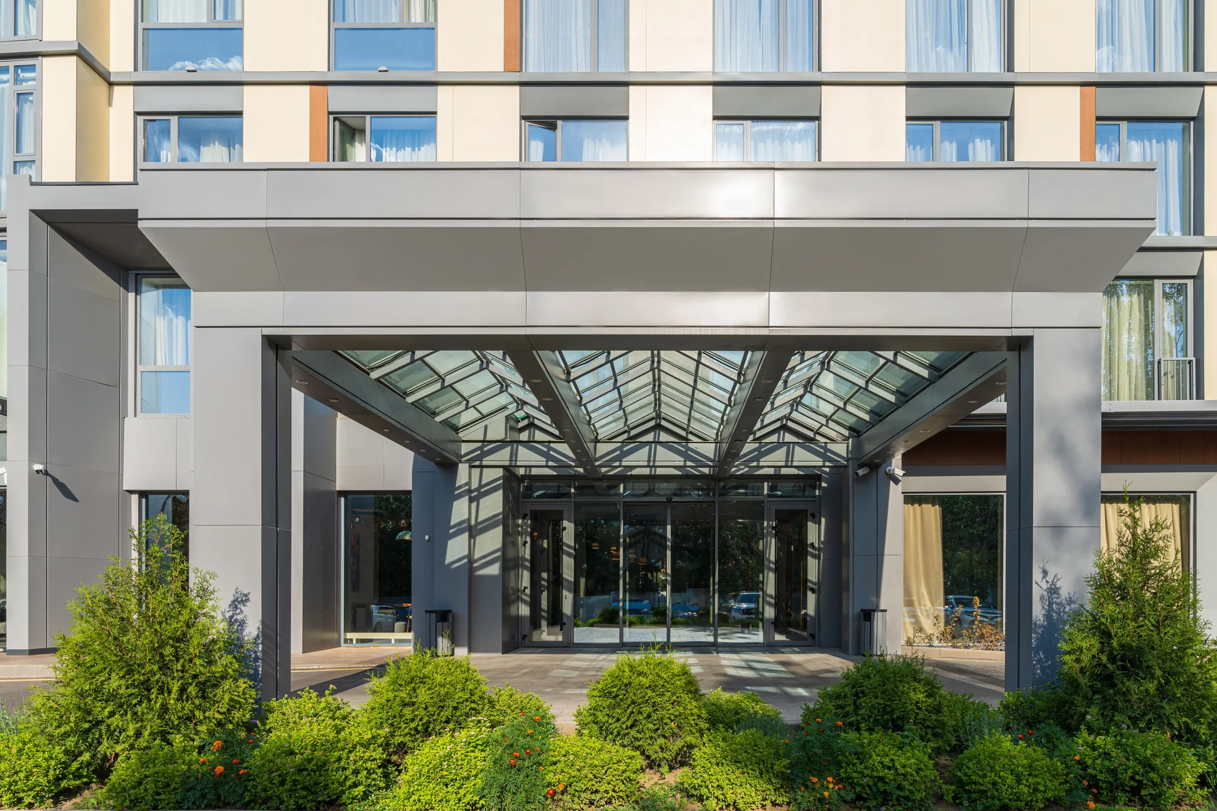 Главный вход отеля SADU HOTEL