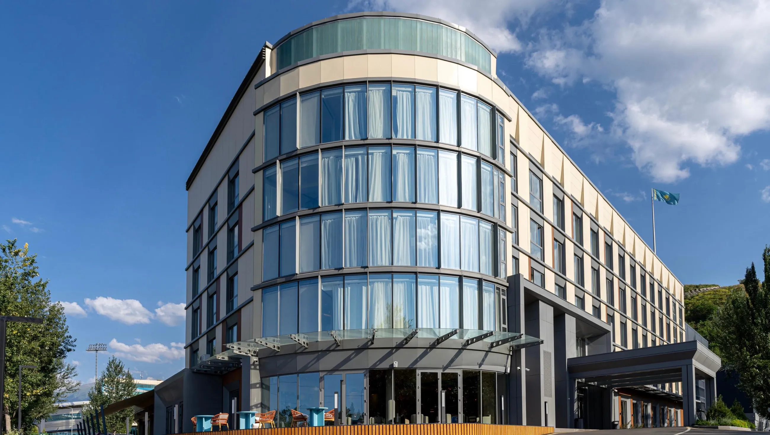 Фасад отеля SADU HOTEL на проспекте Аль-Фараби в Алматы